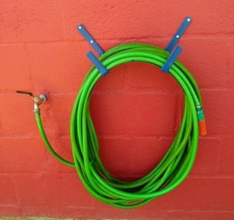 gallery/suporte reforçado de ferro para mangueira de até 50m. medidas 15cm largura x 30cm diametro x 20cm suporte fixação.  (1)